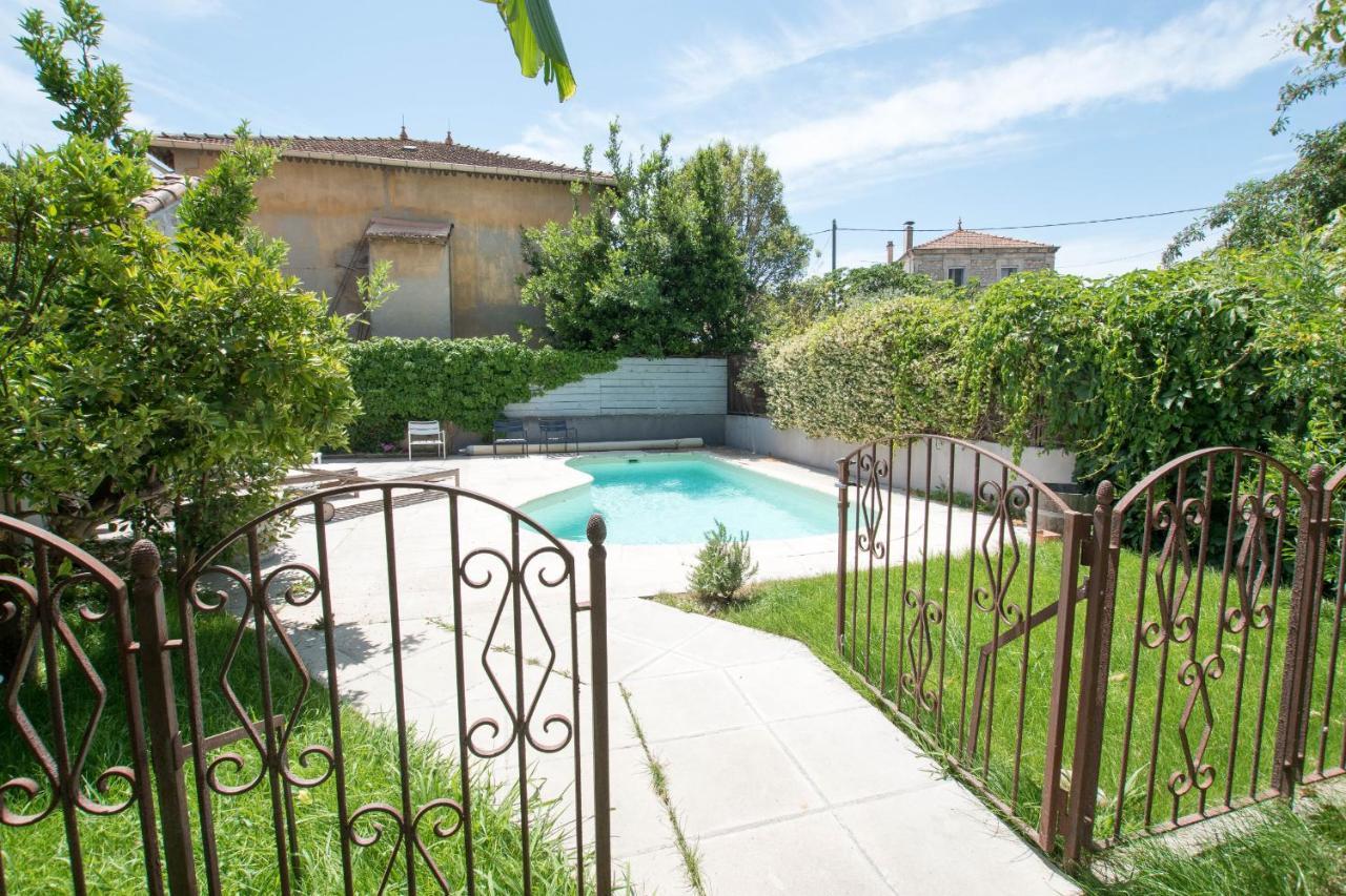 Palmeira - Grande maison en ville avec Piscine Arles Extérieur photo